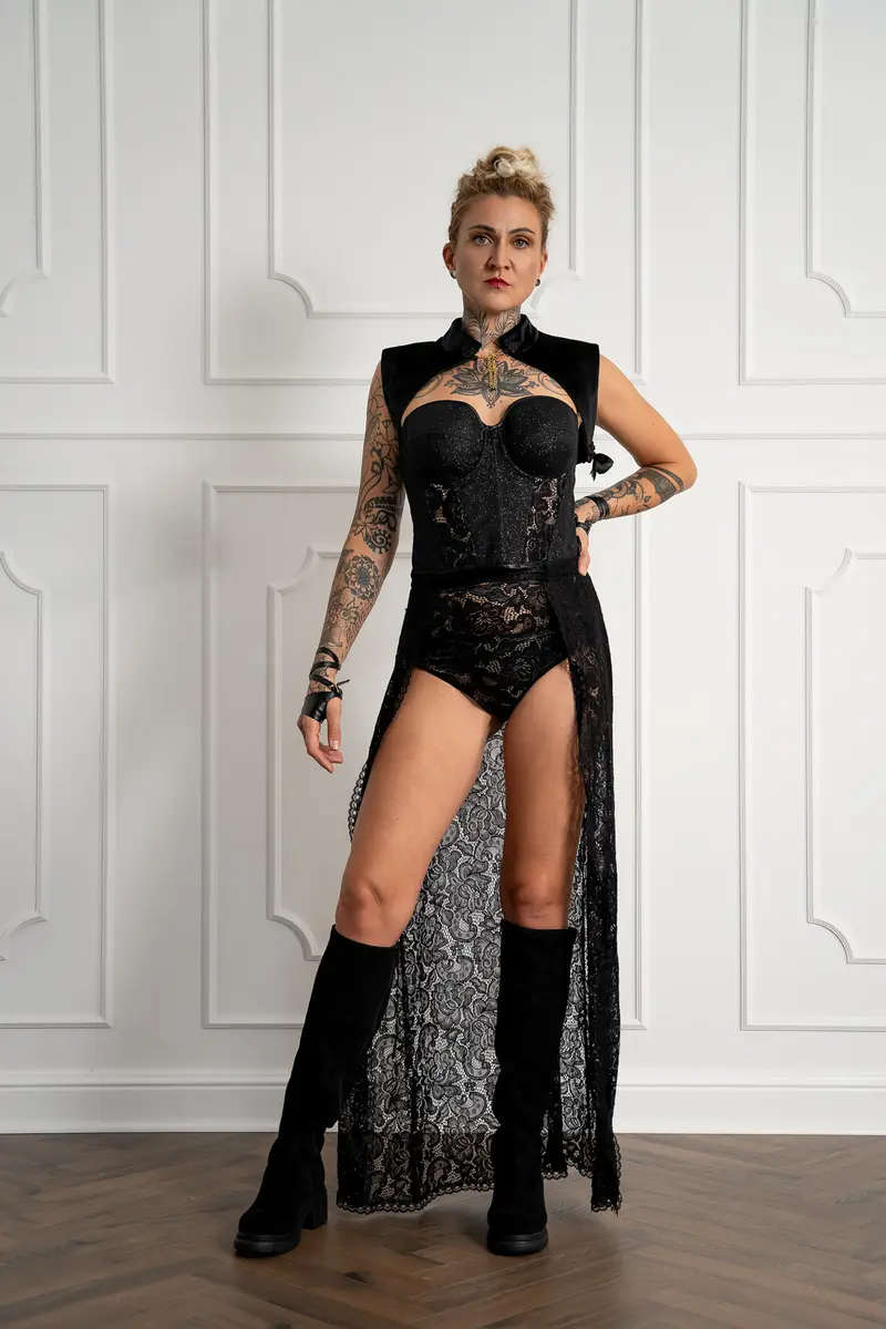Foto 3 von 6 – Overskirt „Black Roses“