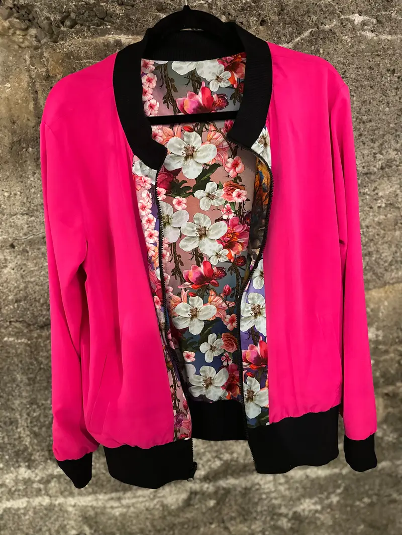 Foto 3 von 6 – Blouson „Peacock Luxury“ pink wendbar