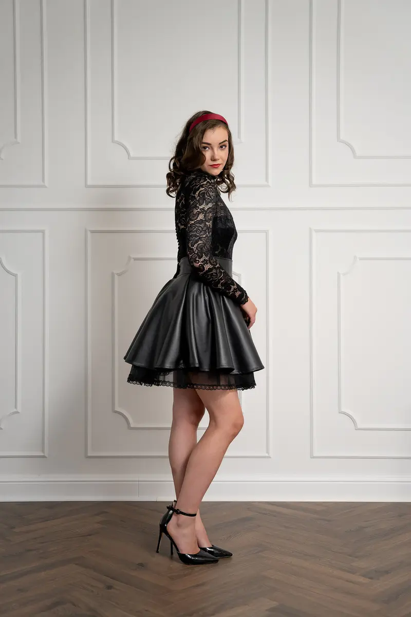 Photo 3 of 4 – Skirt Leather romantic