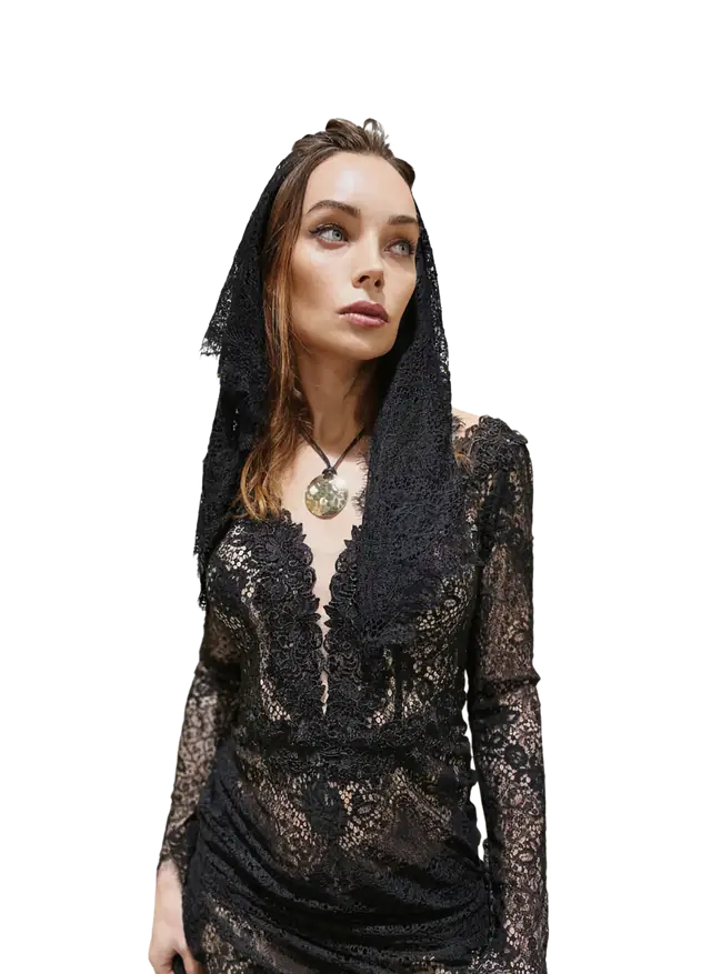 Model im Spitzenkleid mit Spitzenkapuze von Miss Diffy