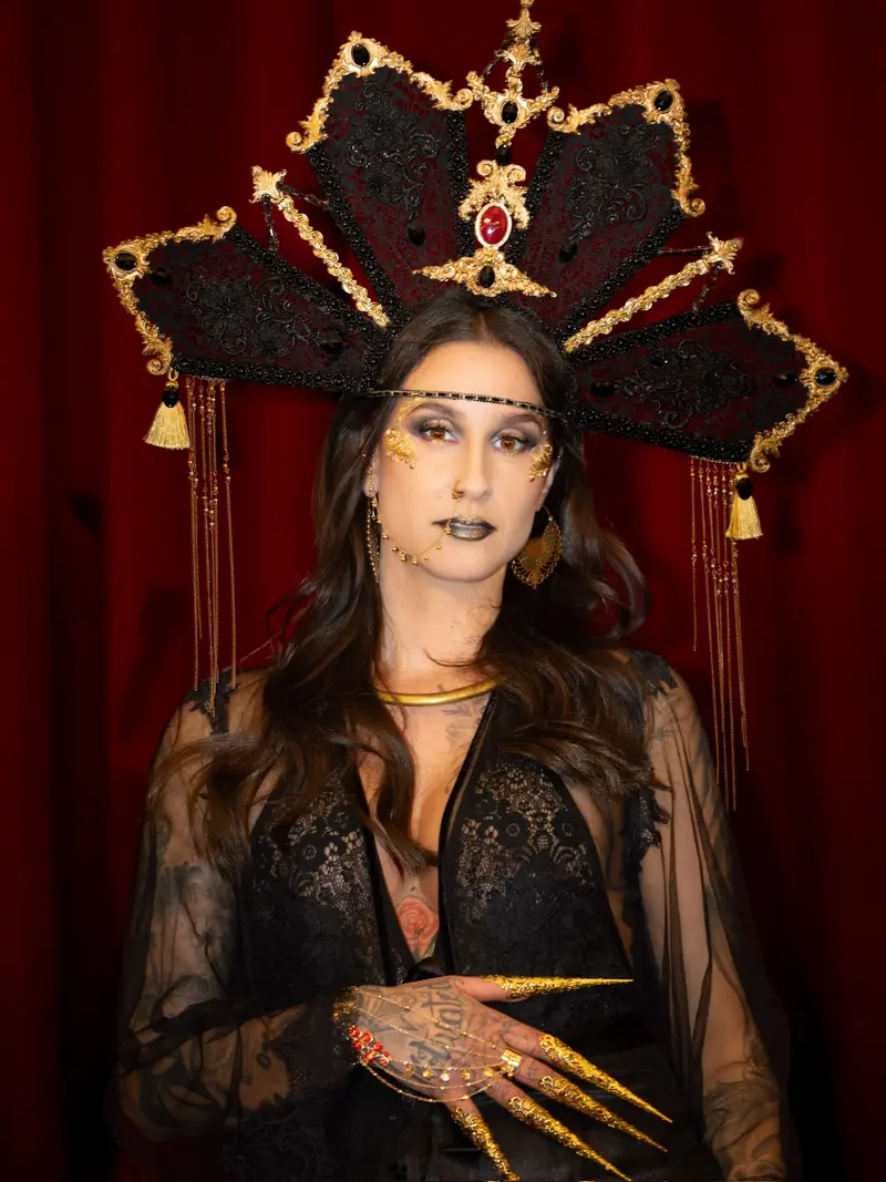 Model mit Kopfschmuck und Spitzenkleid von Miss Diffy